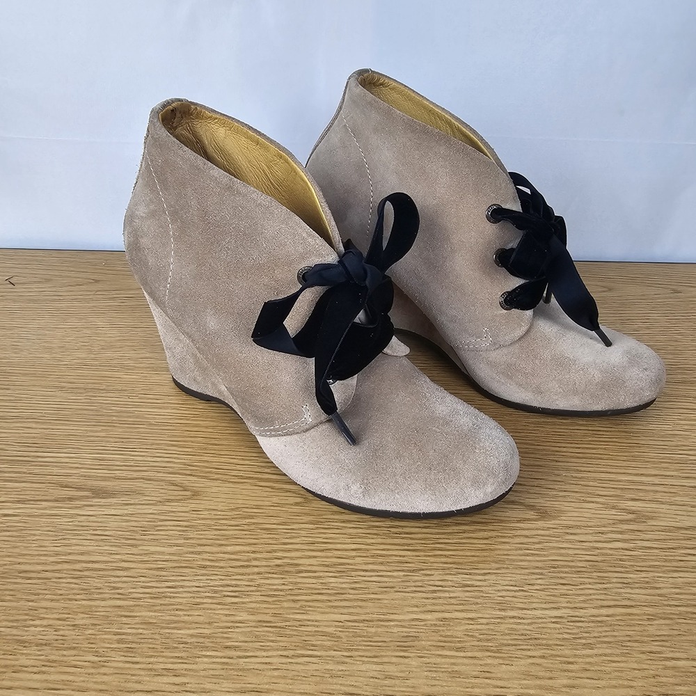 Anthropologie Bussola Enna Boot EU 39 US 8-8.5‎ Taupe Suede Lace Up Wedge Preppy